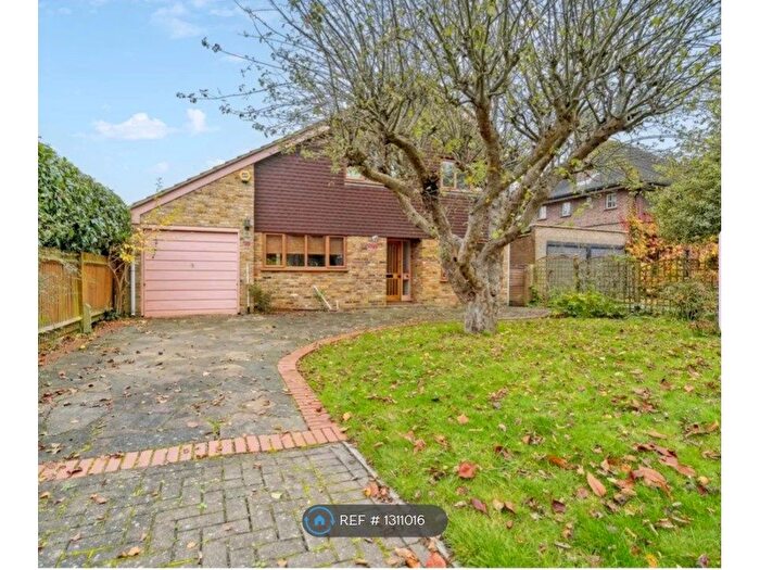 4 Bedroom Detached House To Rent In Cuckoo Hill Drive, Pinner, HA5