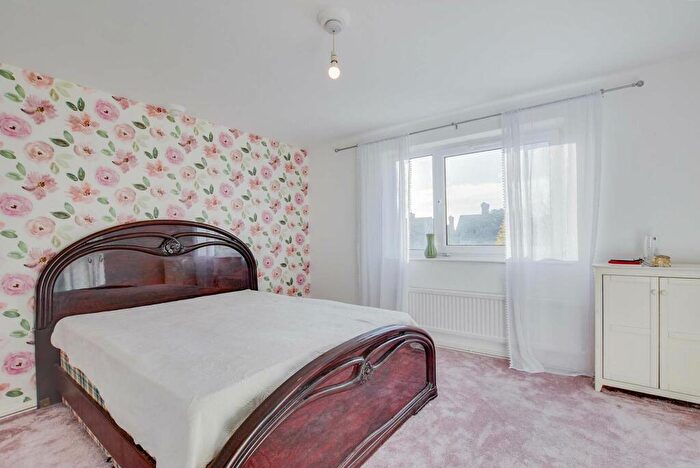 2 Bedroom Flat For Sale In Lyndhurst Court, Stoneygate, Leicester, LE2