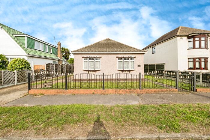 2 Bedroom Bungalow For Sale In Lake Avenue, Rainham, RM13