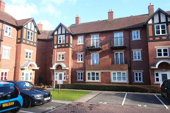 2 Bedroom Flat For Sale In Fenby Gardens, Scarborough, YO12