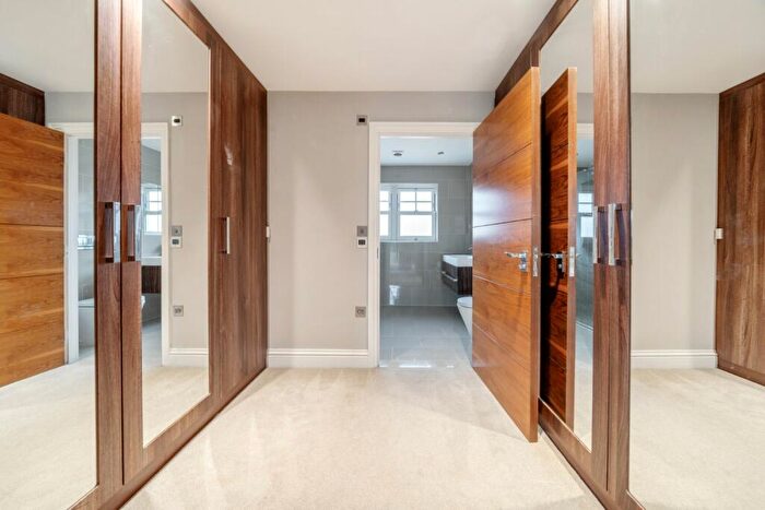 5 Bedroom Detached House For Sale In Dorneywood Close, Burnham, SL1