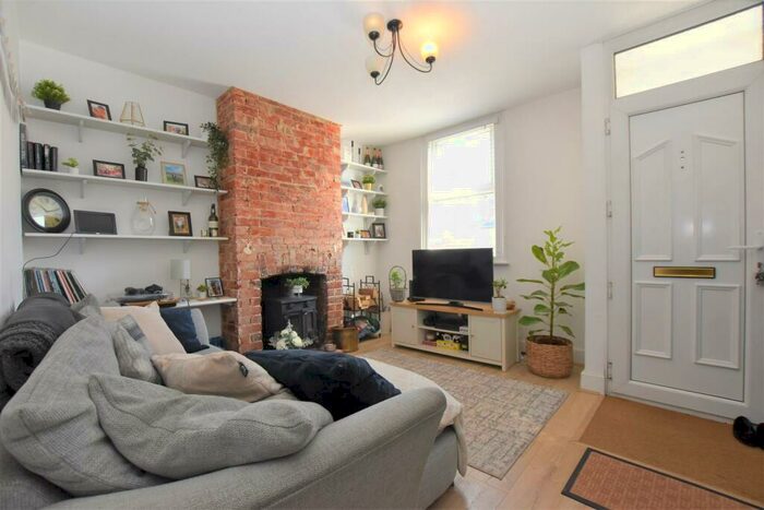 3 Bedroom Terraced House To Rent In Briants Avenue, RG4