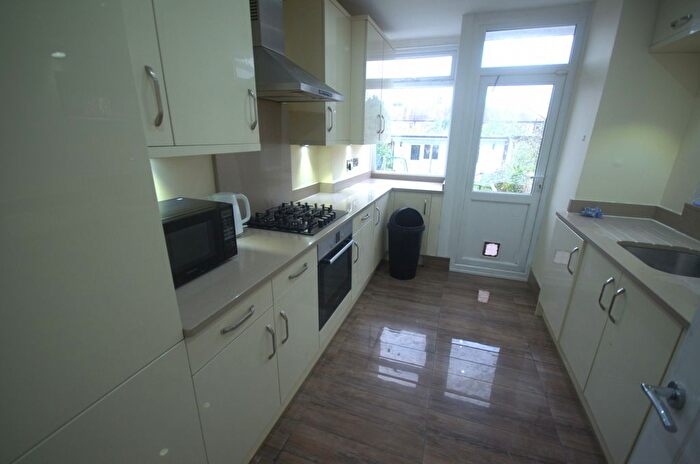 5 Bedroom Semi-Detached House To Rent In Somersby Gardens, Ilford, IG4