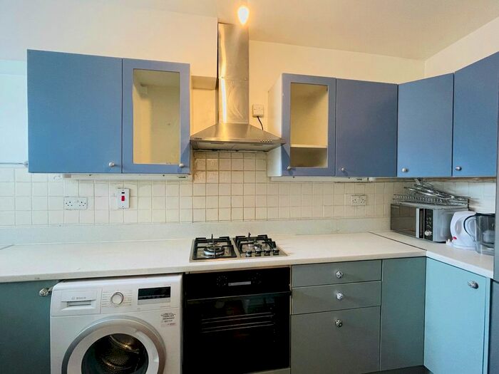 3 Bedroom Flat To Rent In Askew Road, London, W12