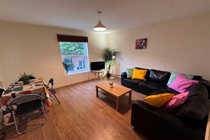 3 Bedroom Flat To Rent In High Road, Beeston, NG9