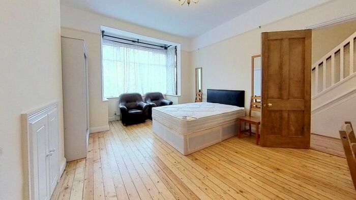 3 Bedroom Flat To Rent In Tooting Bec Road, Tooting Bec, SW17