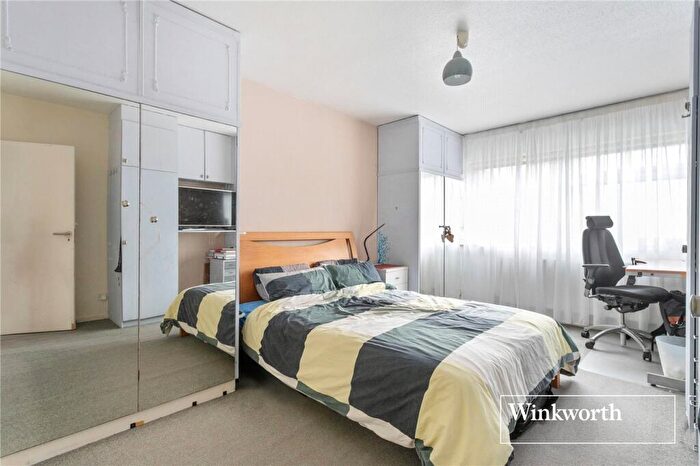 2 Bedroom Apartment For Sale In Temple Close, Finchley, London, N3