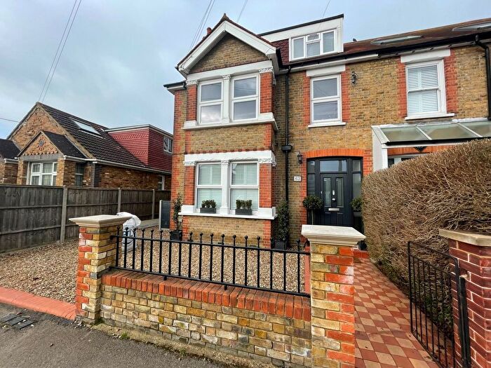 1 Bedroom Flat To Rent In Parkland Grove, Ashford, TW15