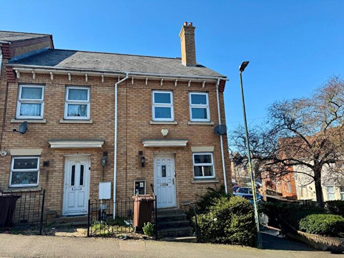 2 Bedroom End Of Terrace House To Rent In Magpie Hall Road, Chatham, Kent, ME4