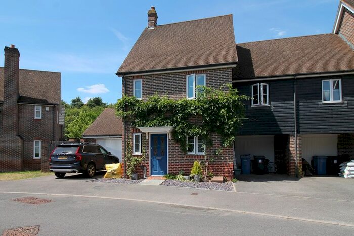 3 Bedroom Semi-Detached House To Rent In Tithing Road, Fleet, GU51