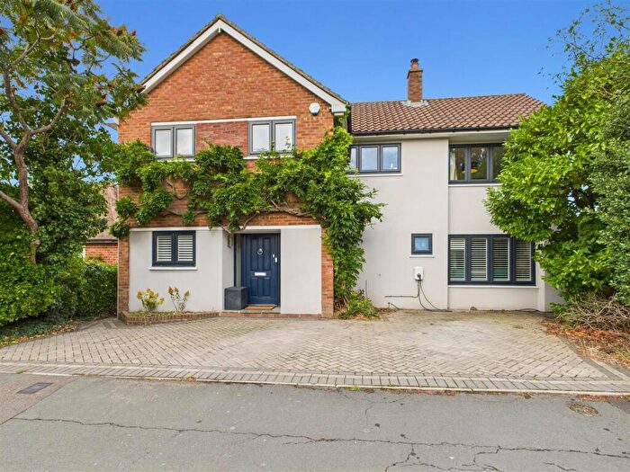 4 Bedroom Detached House For Sale In Thrupps Lane, Hersham, Walton-On-Thames, KT12