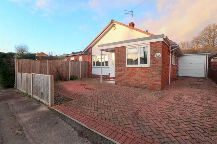 3 Bedroom Bungalow To Rent In Cedar Crescent, PO8