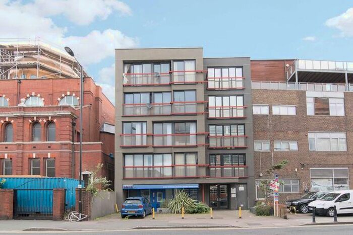 2 Bedroom Flat To Rent In Shacklewell Lane, London E8