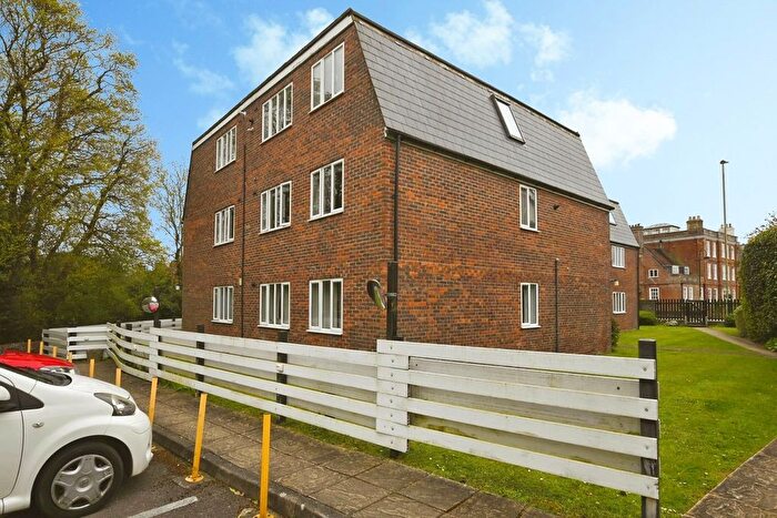 2 Bedroom Flat For Sale In North Road, Petersfield, GU32