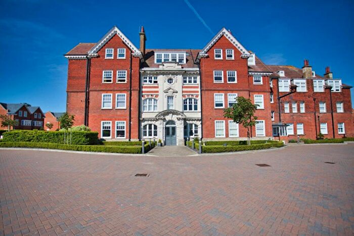 2 Bedroom Flat For Sale In Eversley Park, Folkestone, Kent, CT20