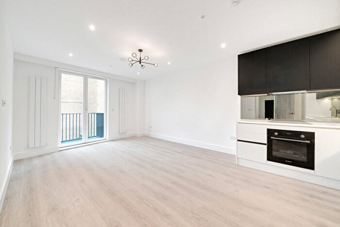 3 Bedroom Apartment To Rent In Sidney Street, Whitechapel, London, E1