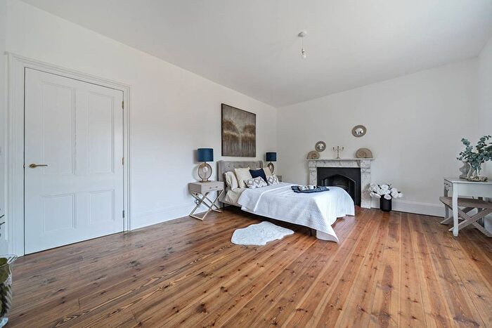 3 Bedroom Flat For Sale In Oakley Gardens, Redhill, Merstham, RH1