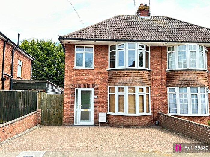 3 Bedroom Semi-Detached House For Sale In Elmcroft Road, Ipswich, IP1