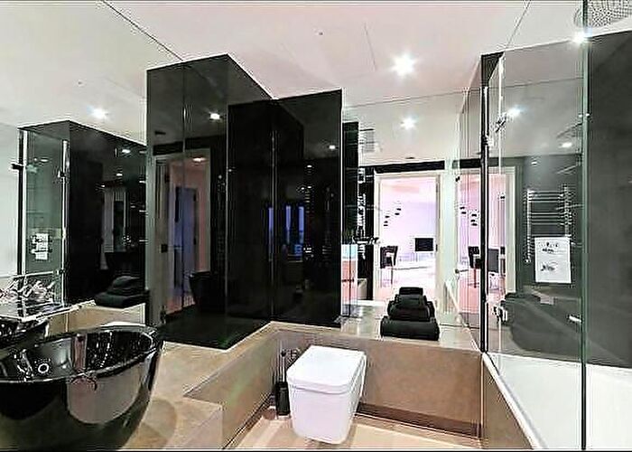 2 Bedroom Apartment To Rent In Bezier Apartments, City Road, Old Street, London, EC1Y