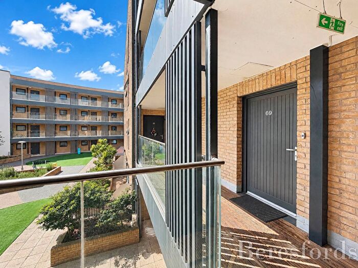 2 Bedroom Flat For Sale In Broadis Way, Rainham, RM13