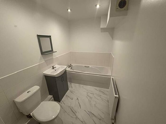 2 Bedroom Flat To Rent In Lambwath Hall Court, Branshome, HU7