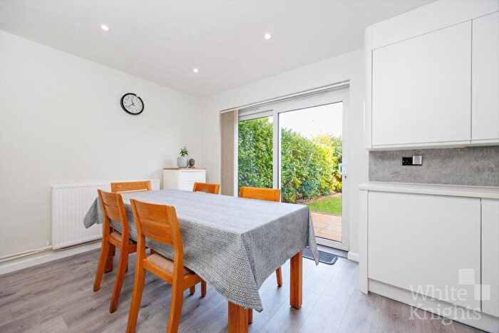 3 Bedroom Detached House For Sale In Kingsford Close, Woodley, Reading, Berkshire, RG5