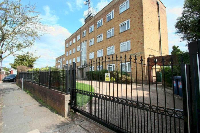 3 Bedroom Flat To Rent In Wentworth Park, London, N3