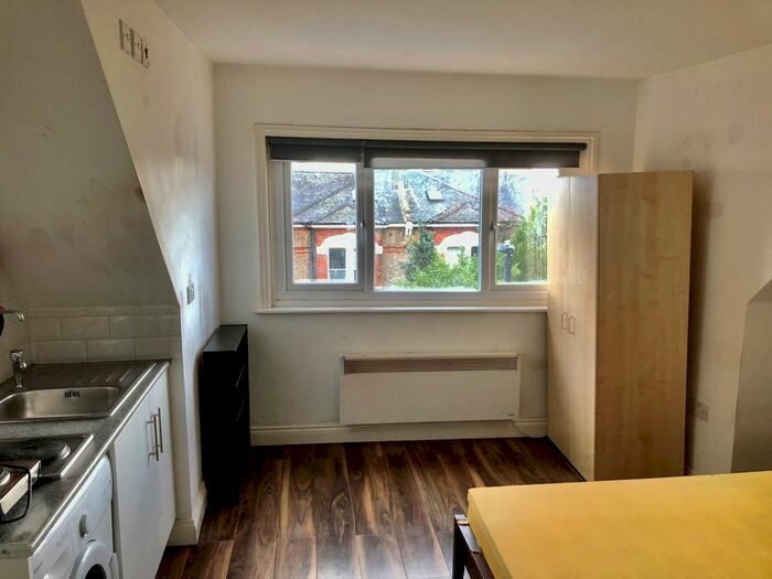 Studio To Rent In Emanuel Avenue, Acton, W3