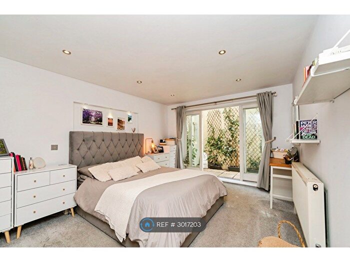 1 Bedroom Flat To Rent In Grove Crescent, London, KT1