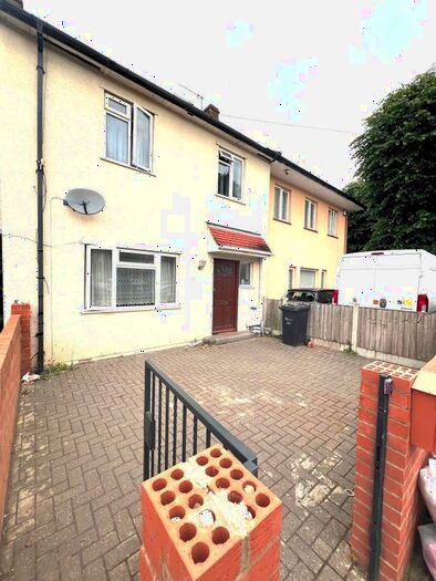 4 Bedroom Semi-Detached House To Rent In Gainsborough Road, Dagenham, RM8