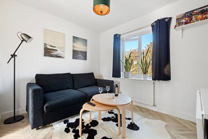 1 Bedroom Flat To Rent In Waterman Way, London, E1W
