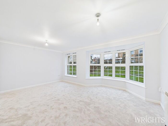 2 Bedroom Flat For Sale In Cole Green Lane, Welwyn Garden City, AL7