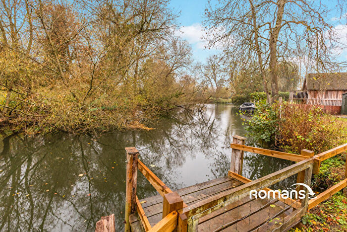 3 Bedroom Detached House To Rent In The Warren, Caversham, Reading, RG4