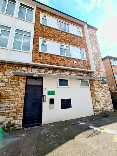 2 Bedroom Flat To Rent In Regarth Avenue, Romford, RM1