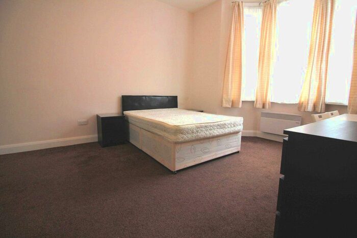 Studio To Rent In Leythe Road, Acton, Chiswick Borders, W3