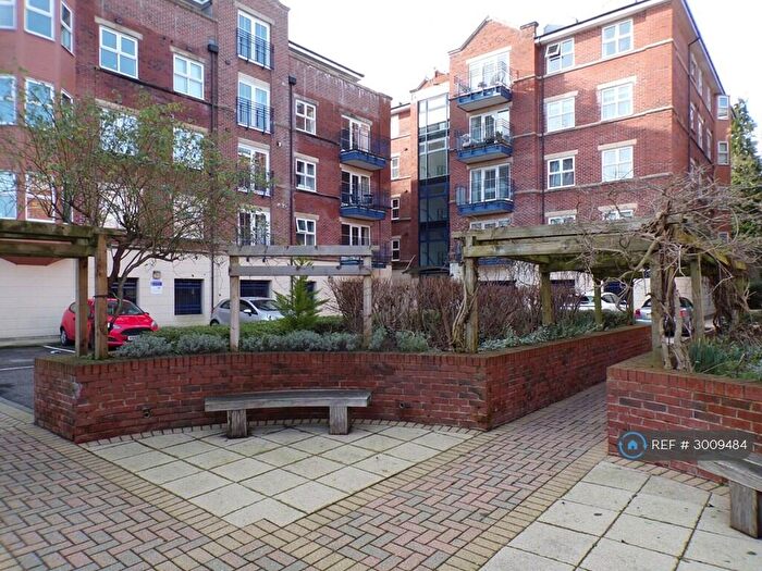 3 Bedroom Flat To Rent In Far Headingley / Weetwood, Leeds, LS16