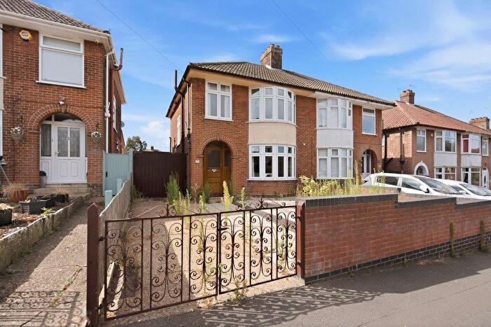 3 Bedroom Semi-Detached House For Sale In Cliff Lane, Ipswich, IP3