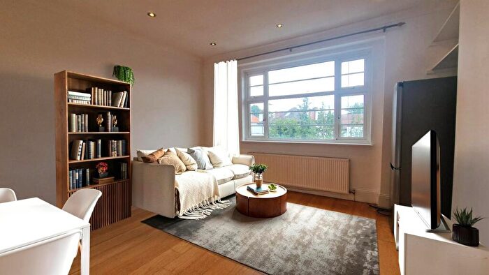 2 Bedroom Flat To Rent In Alexandra Grove, , Finchley, N12