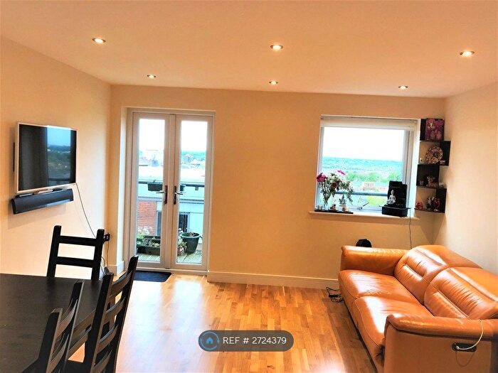 2 Bedroom Flat To Rent In One-Fifty, Swindon, SN1