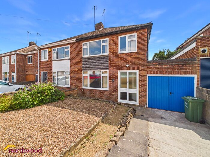 3 Bedroom Semi-Detached House To Rent In Hillview Crescent, Banbury, OX16