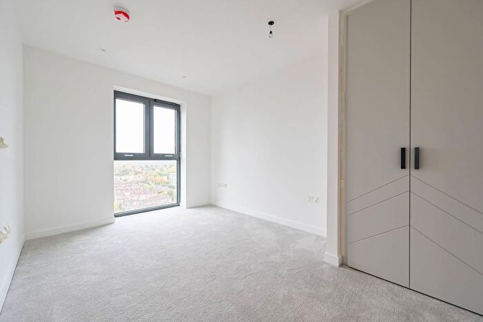 3 Bedroom Flat For Sale In Woodberry Down, Finsbury Park, N4