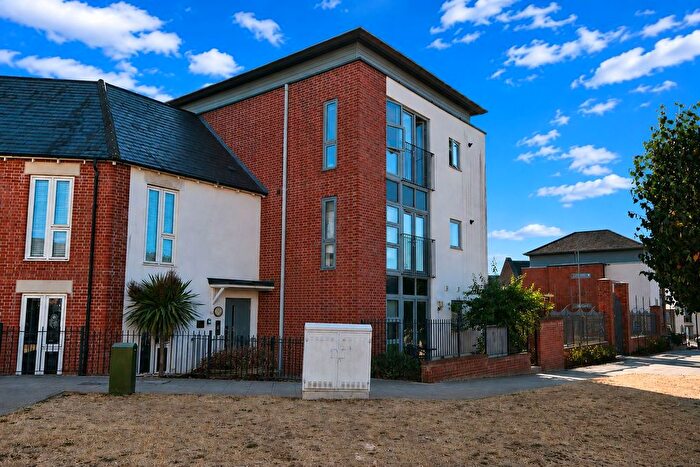 2 Bedroom Flat For Sale In Knot Tiers Drive, Upton, Northampton, NN5