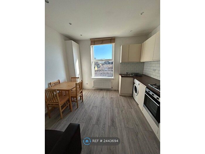 2 Bedroom Flat To Rent In Hornsey Road, London, N7
