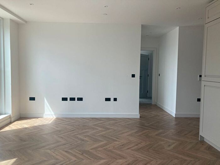 2 Bedroom Flat To Rent In Brook Street, Kingston Upon Thames, KT1