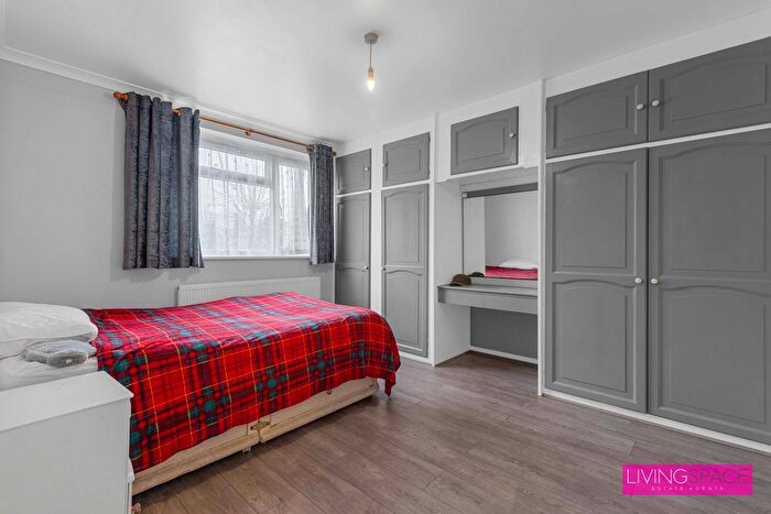 1 Bedroom Flat To Rent In First Avenue, Enfield, EN1