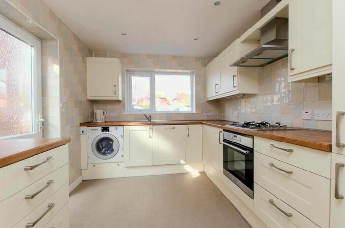 3 Bedroom Detached House To Rent In Percy Road, Guildford, GU2