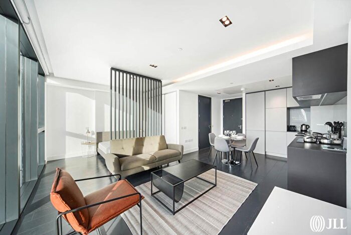 Apartment To Rent In Amory Tower, Marsh Wall, E14