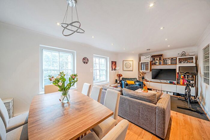 2 Bedroom Flat For Sale In Corringham Court, Hampstead Garden Suburb, NW11