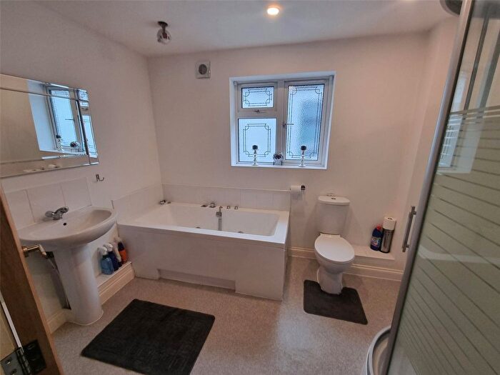 4 Bedroom Detached House For Sale In The Chase, Rayleigh, Essex, SS6