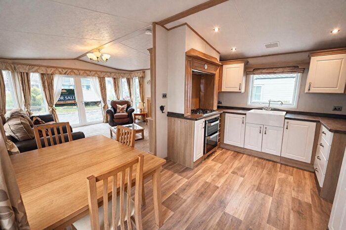 2 Bedroom Mobile/park Home For Sale In The Fairway, Sandown, PO36